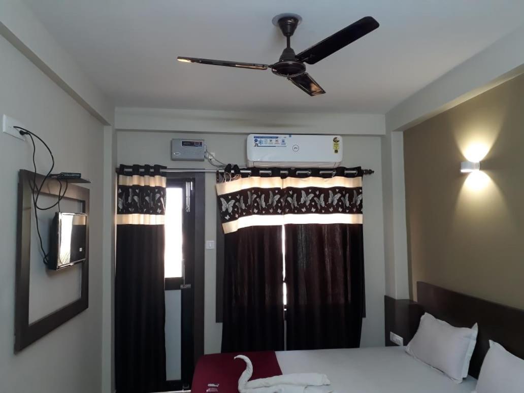 Goroomgo Hotel Uk Palace Puri Exterior foto